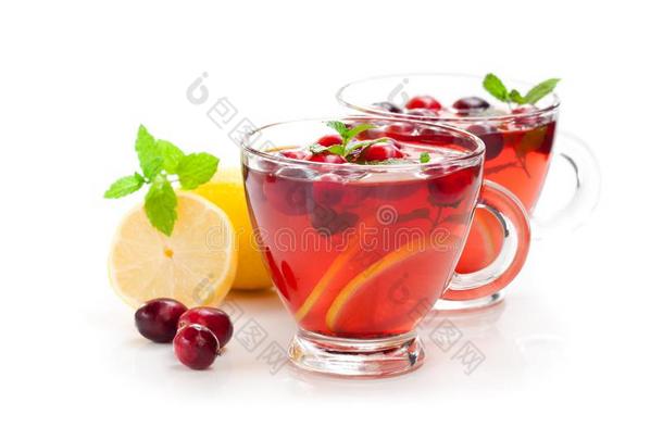 红色的成果茶水和柠檬和蔓越橘隔离的向白色的后面