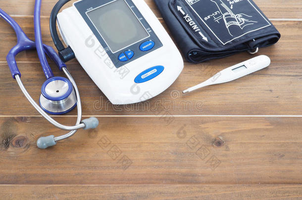 血压显示屏,听诊器和温度计