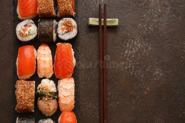 寿司和寿司名册,寿司生鱼片寿司向st向e盘子