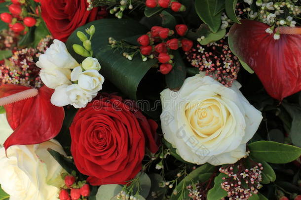 典型的白色的和红色的婚礼花束