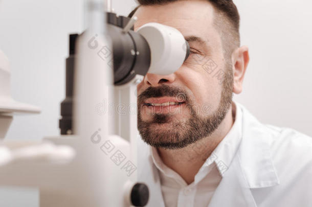 高兴的专业的眼科医生享有他的工作