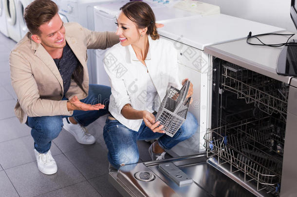 家庭选择现代的洗碗工