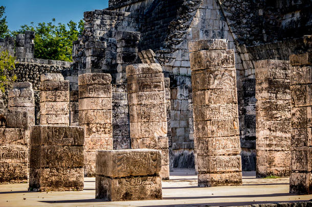 有雕刻的柱在玛雅人的毁坏关于庙关于指已提到的人武士采用奇奇