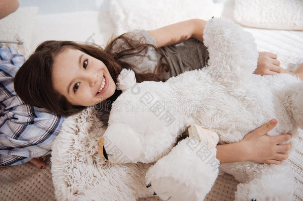 微笑的小的小孩享有豪华的玩具采用指已提到的人卧室