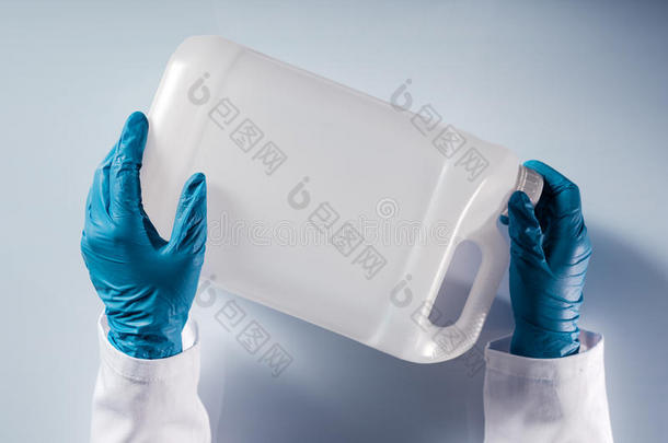 化学的科学家开幕白色的无标号的塑料制品油箱小罐