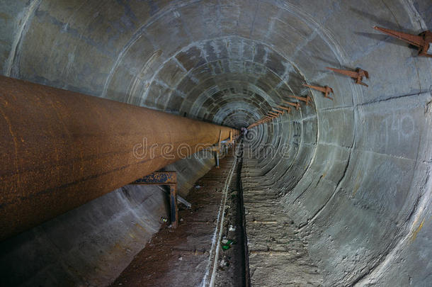 老的圆形的恶劣的underg圆形的技术的隧道关于暖气装置管机智