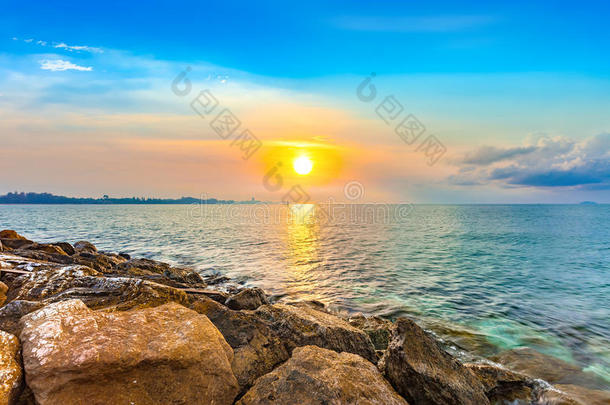 平静海岸和美丽的早晨日出