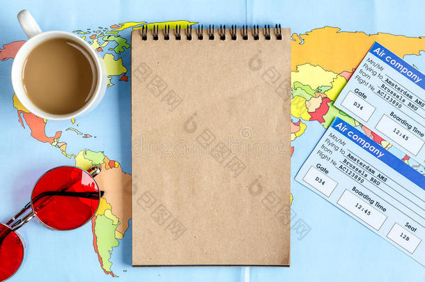 旅行计划和旅行者全套装备向木制的表背景