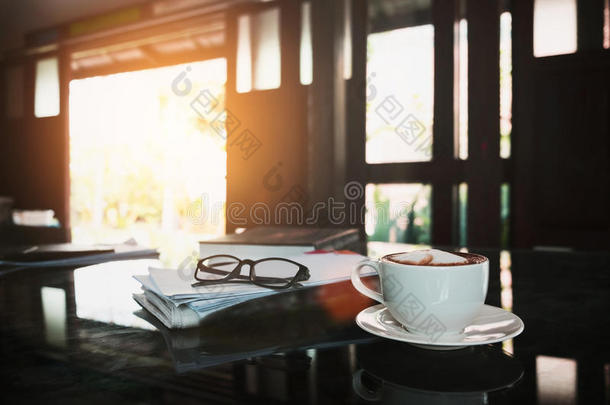 咖啡豆杯子和新闻纸在咖啡豆商店,夏酿酒的和英文字母表的第19个字母