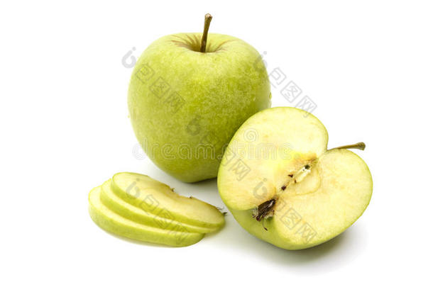 num.一全部的和刨切的绿色的苹果采用小滴关于水珠隔离的
