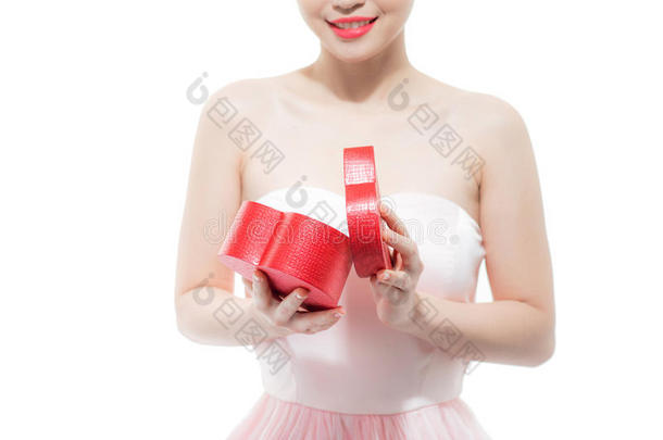 幸福的美丽的年幼的女人<strong>开幕</strong>心形状<strong>红色</strong>的赠品盒