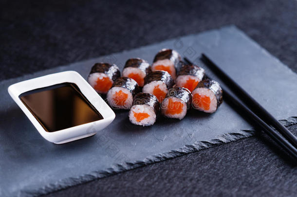 寿司名册和鲑鱼,筷子和大豆调味汁