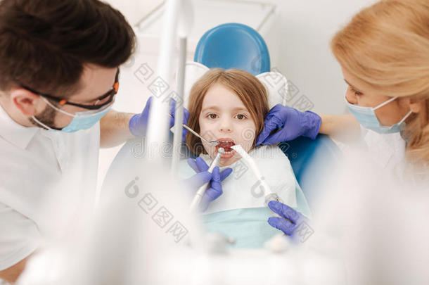 持久的值得崇拜的女孩一次在牙科医生椅子