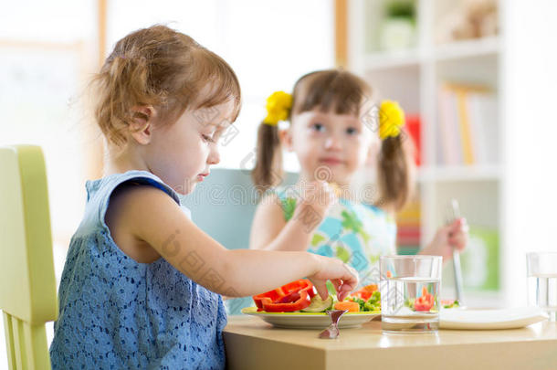 小孩孩子们吃蔬菜采用k采用dergarten或在家