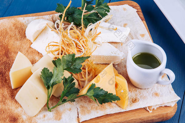 奶酪大浅盘和调味汁向木制的大浅盘