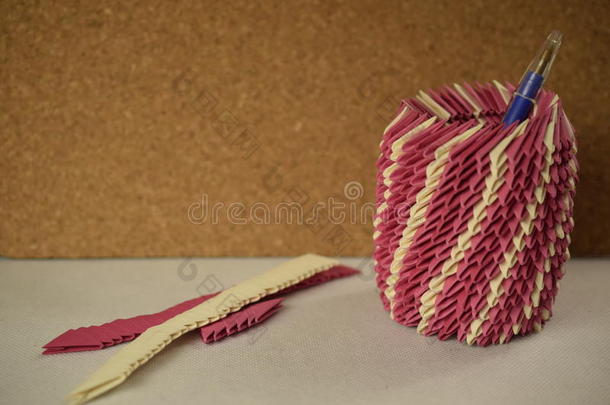粉红色的折纸手工笔支持物