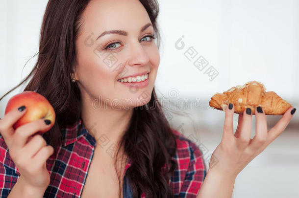 日常饮食.日常饮食ing观念.健康的食物.美丽的年幼的女人乔斯