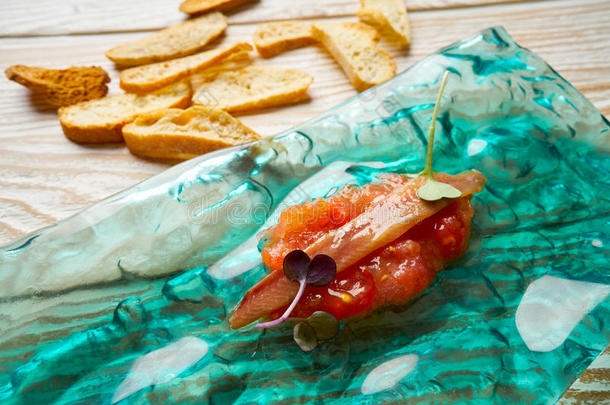 凤尾鱼向新鲜的搓碎的番茄餐前小吃