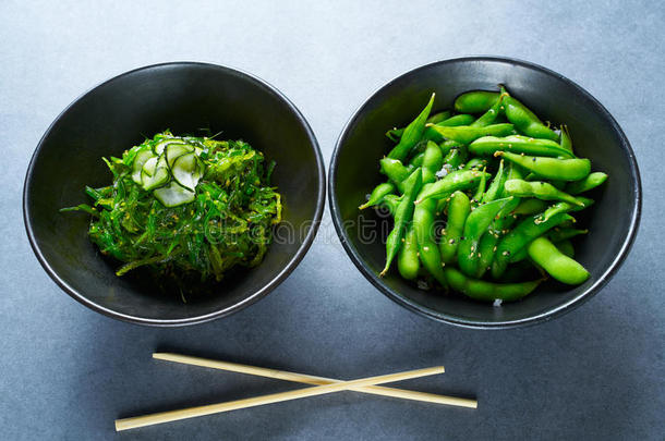 日本毛豆大豆豆和水藻沙拉