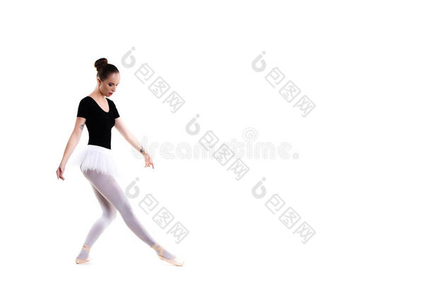 年幼的美丽的芭蕾舞跳舞者隔离的越过白色的背景