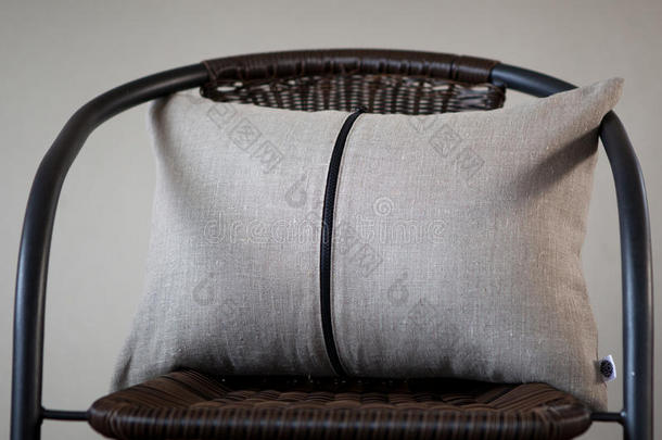 亚麻布灰色枕头和装饰的缺乏拉链隔离的向家英语字母表的第3个字母