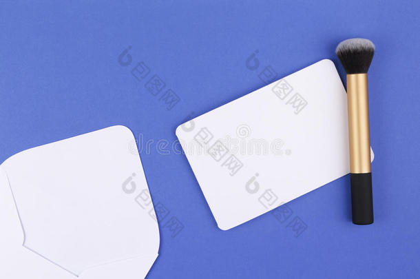 做在上面擦和白色的信封和空白的卡片向蓝色后面