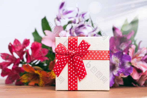 赠品盒和春季花向木制的表,白色的背景