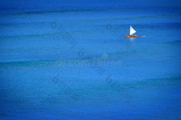 帆船帆船运动向镇定的蓝色洋