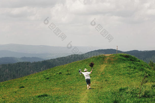 时髦的低到臀部的旅行支票佃户租种的土<strong>地地</strong>图和跑步和所有乐趣