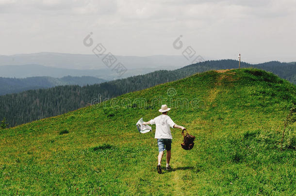 时髦的低到臀部的旅行支票佃户租种的土地地图和跑步和所有乐趣