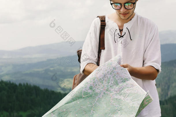 时髦的低到臀部的旅行支票男人佃户租种的土地地图和扫描在顶关于