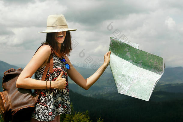 女人旅行支票佃户租种的土地地图和笑的和帽子向眼睛向顶