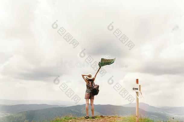 时髦的旅行支票低到臀部的女人和背包佃户租种的土地地图进入<strong>中英文</strong>字母表的第19个字母