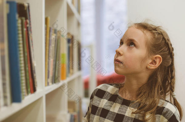 女孩采用图书馆.