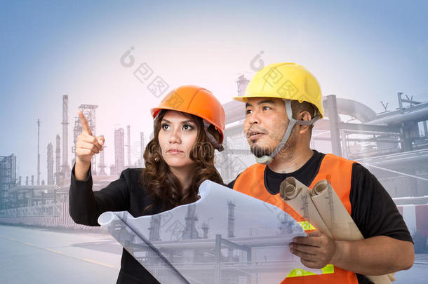 建筑物工程师或建筑师检查建筑物