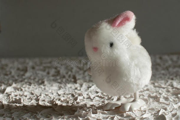 松软的白色的兔子向背景玩具兔子