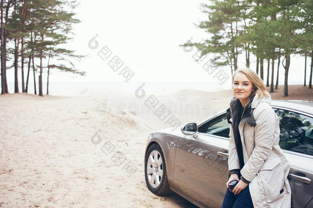 幸福的女人紧接在后的向汽车,令人轻松的向路旅游冒险活动旅行.