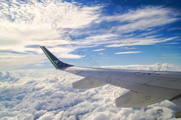 飞机窗和美好的云
