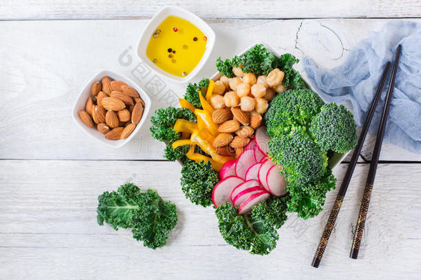 健康的严格的素食主义者佛碗和羽衣甘蓝树叶和生的蔬菜