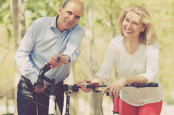 微笑的国际的家庭和自行车