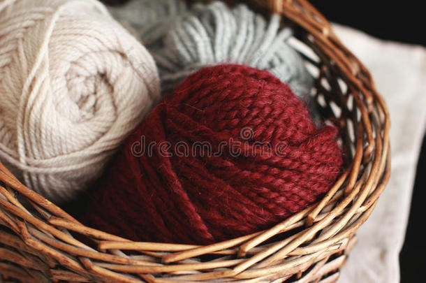 col.紫红色,本色的和灰色的羊毛纱采用木制的篮