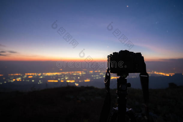单眼数位相机照相机集中向日出风景看法
