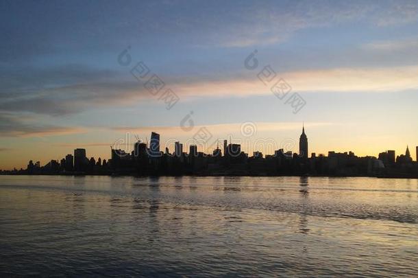日出在上面曼哈顿,新的使击球员出局,netyield净产量-看法穿过hudsonseal汉德森河海豹皮河