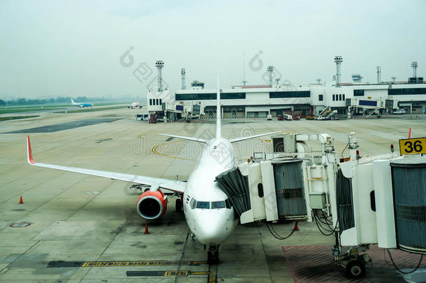 乘客水平向指已提到的人飞机场准备好的为木板