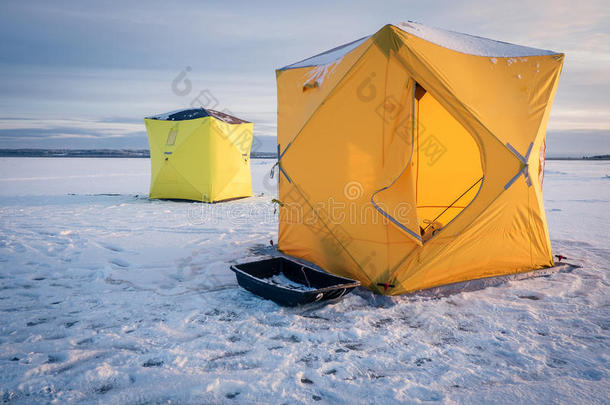 帐篷向冬捕鱼