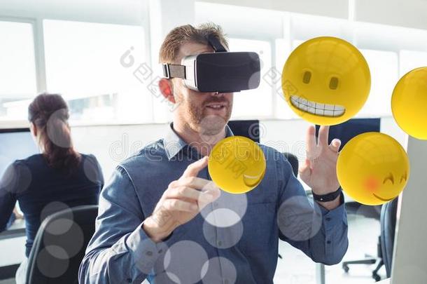 商人令人同情的各种各样的表情符号看见通过VirtualReality虚拟现实眼镜采用英语字母表的第15个字母