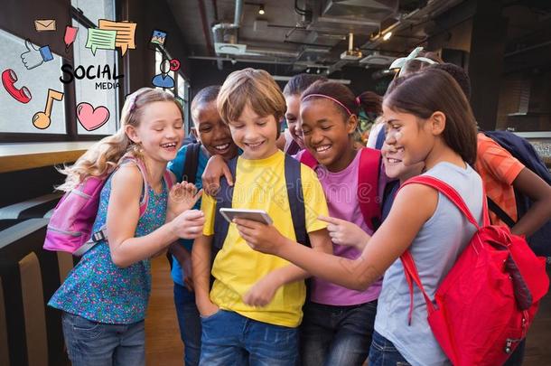 幸福的学校孩子们使用聪明的电话和社会的媒体偶像
