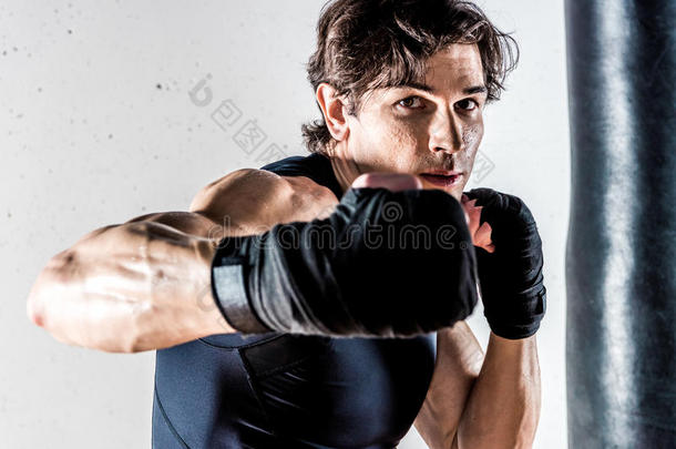 肌肉的跆拳道战士