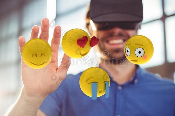 男人有样子的在表情符号通过VirtualReality虚拟现实眼镜
