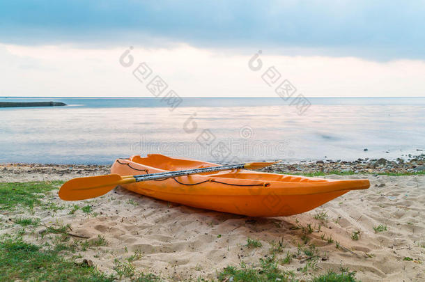 独木舟向海滩
